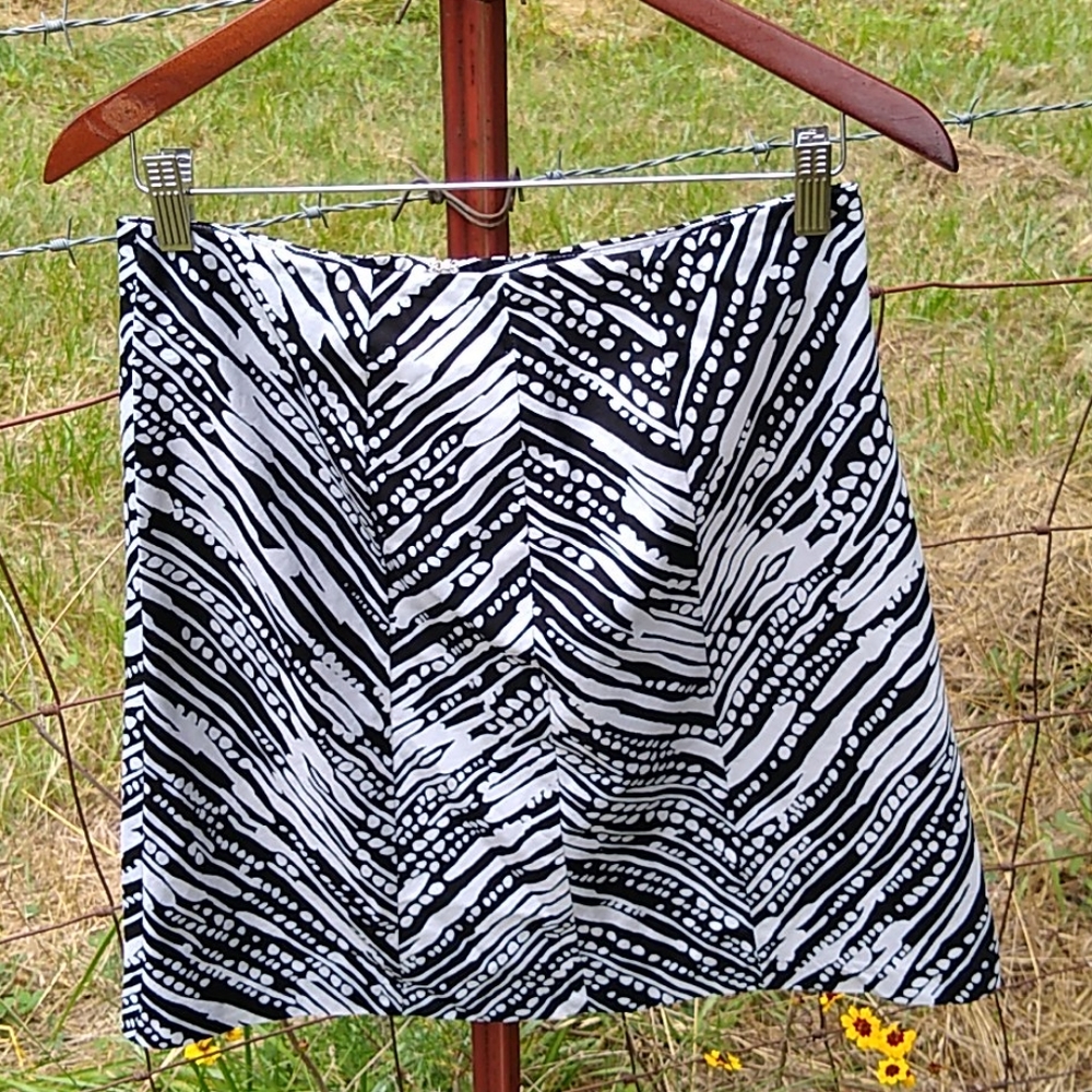 The limited black and white print skirt si…